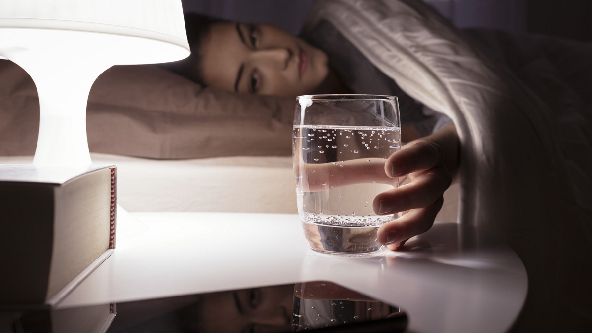 Гастроэнтеролог Слюняева объяснила, почему нельзя пить воду на ночь