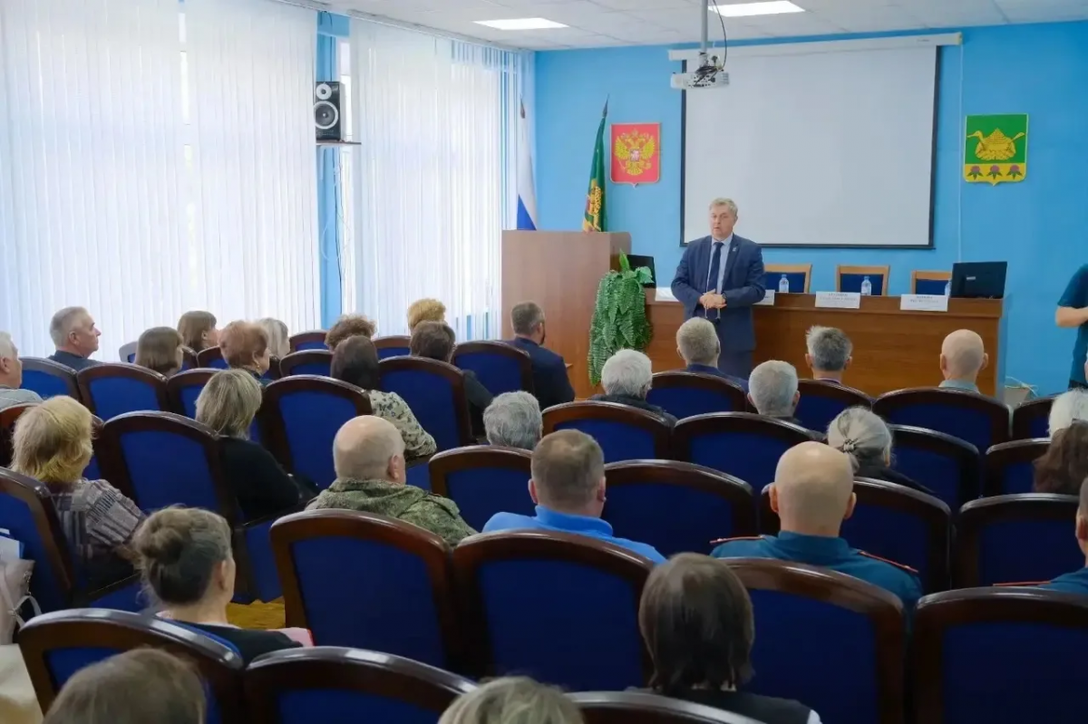 Поддержка участников СВО, капремонт ЦРБ и кадры: Спикер Заксобрания Роман Береснев обсудил с жителями Даровского района ключевые направления развития