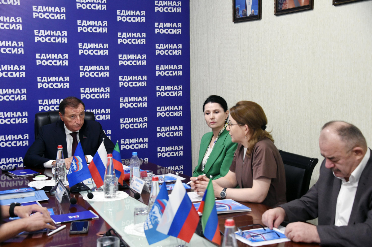 Спикер Народного Собрания Дагестана Заур Аскендеров предложил расширить волонтерскую помощь при оформлении социальных выплат