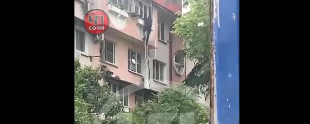 В Сочи очевидцы сняли на видео падение мужчины с пятого этажа