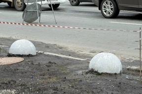В Новосибирске газоны и тротуары начали защищать от машин бетонными полусферами