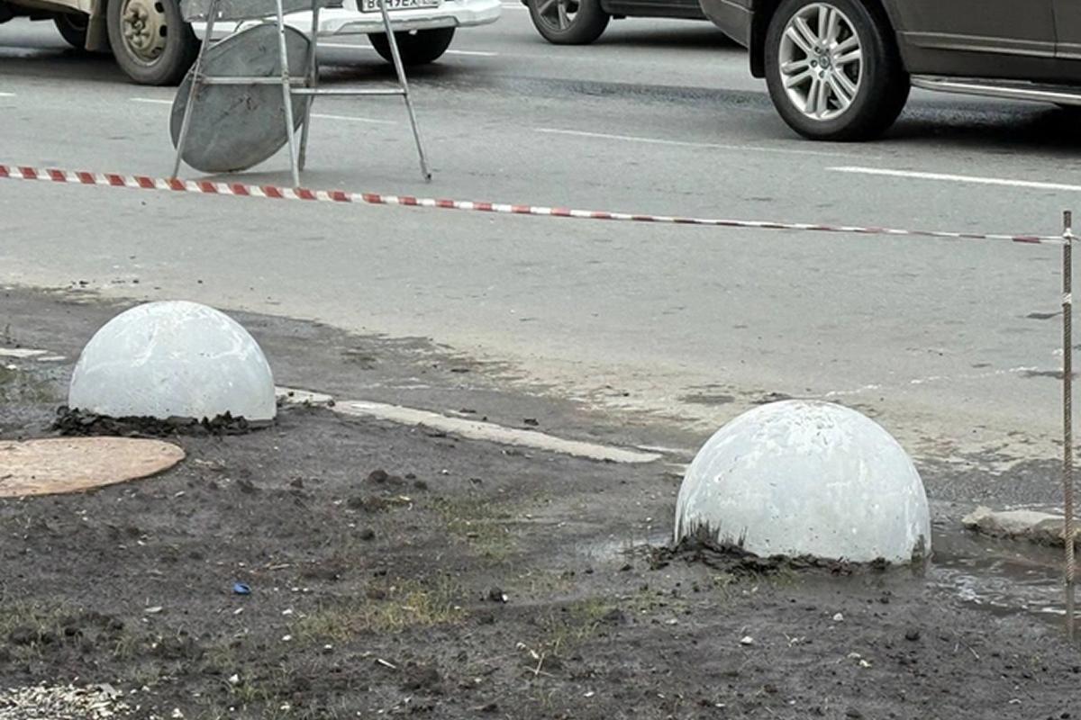 В Новосибирске газоны и тротуары начали защищать от машин бетонными полусферами