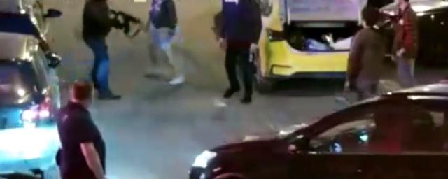 В Подмосковье в ходе драки водитель такси открыл стрельбу у магазина