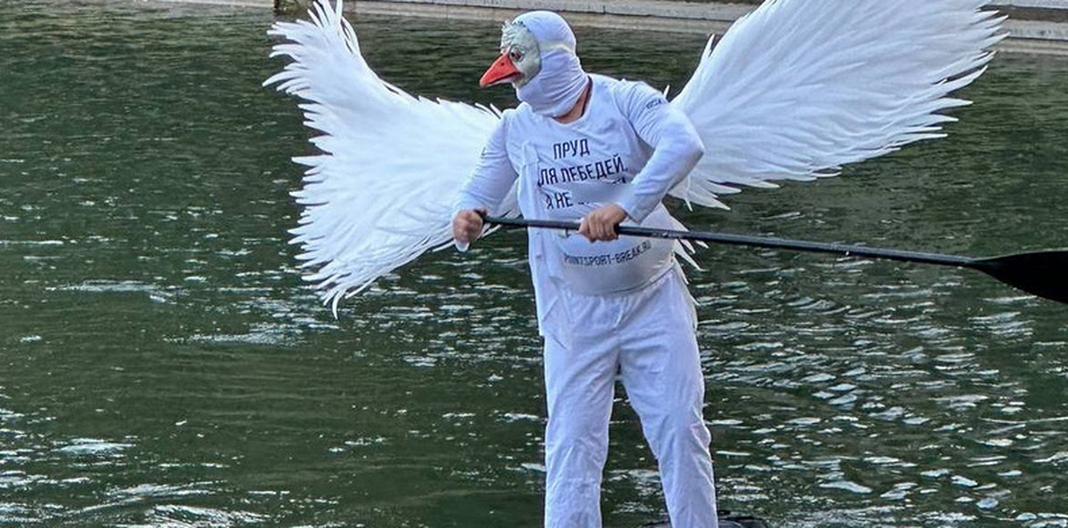 Мужчина в костюме лебедя искупался в Патриарших прудах