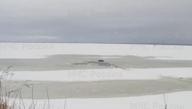 В костромском поселке Прибрежном сотрудники МЧС спасли провалившегося под лед 88-летнего рыбака