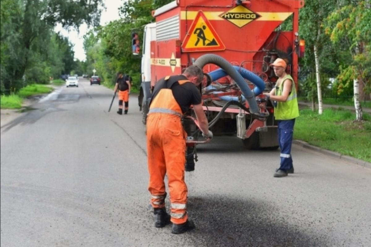 На двух улицах Великого Новгорода продолжается ямочный ремонт