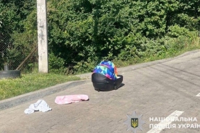 Во Львове горе-отец уронил младенца с крыши авто