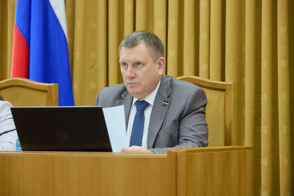 Спикер Заксобрания Калужской области Геннадий Новосельцев поздравил юристов с профессиональным праздником