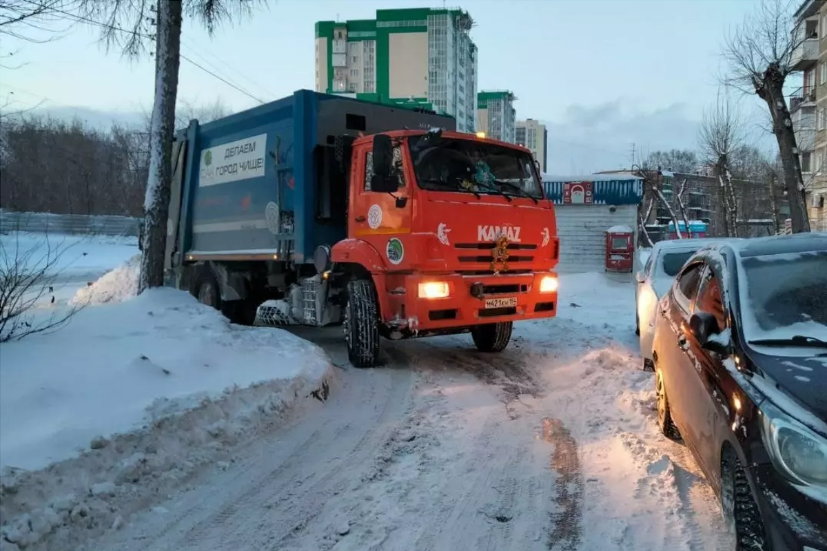 В Новосибирской области водитель мусоровоза увидел на свалке сумку, которую не выбрасывали