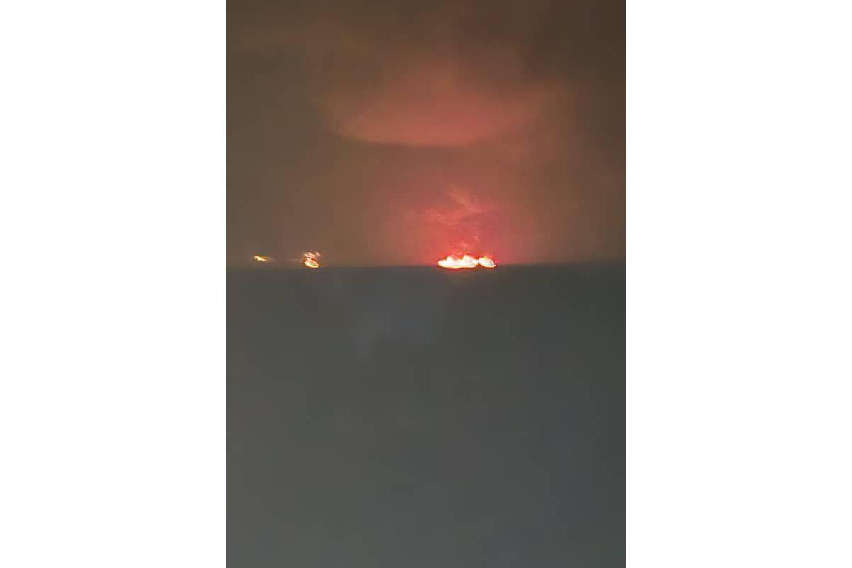 Рядом с Ормузским проливом у побережья Ирана горят три корабля