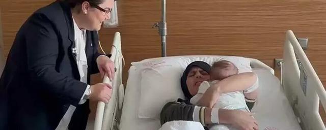 В Турции трёхмесячный ребёнок воссоединился с матерью через 54 дня после землетрясения — Видео