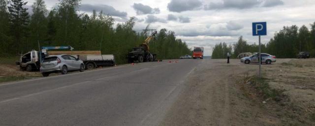 В Якутии грузовик Hinо наехал на стоящий на обочине «УРАЛ»