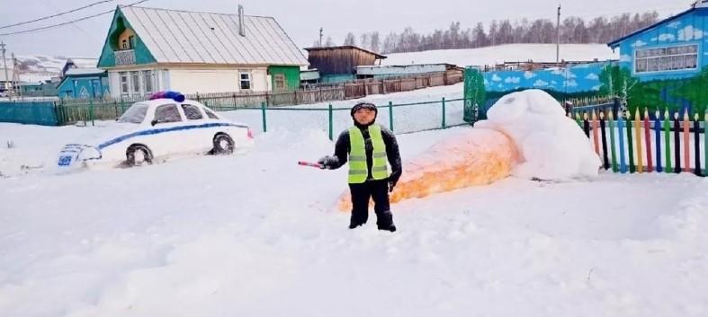 В Башкирии местная жительница вылепила из снега полицейского и напугала пьяных водителей