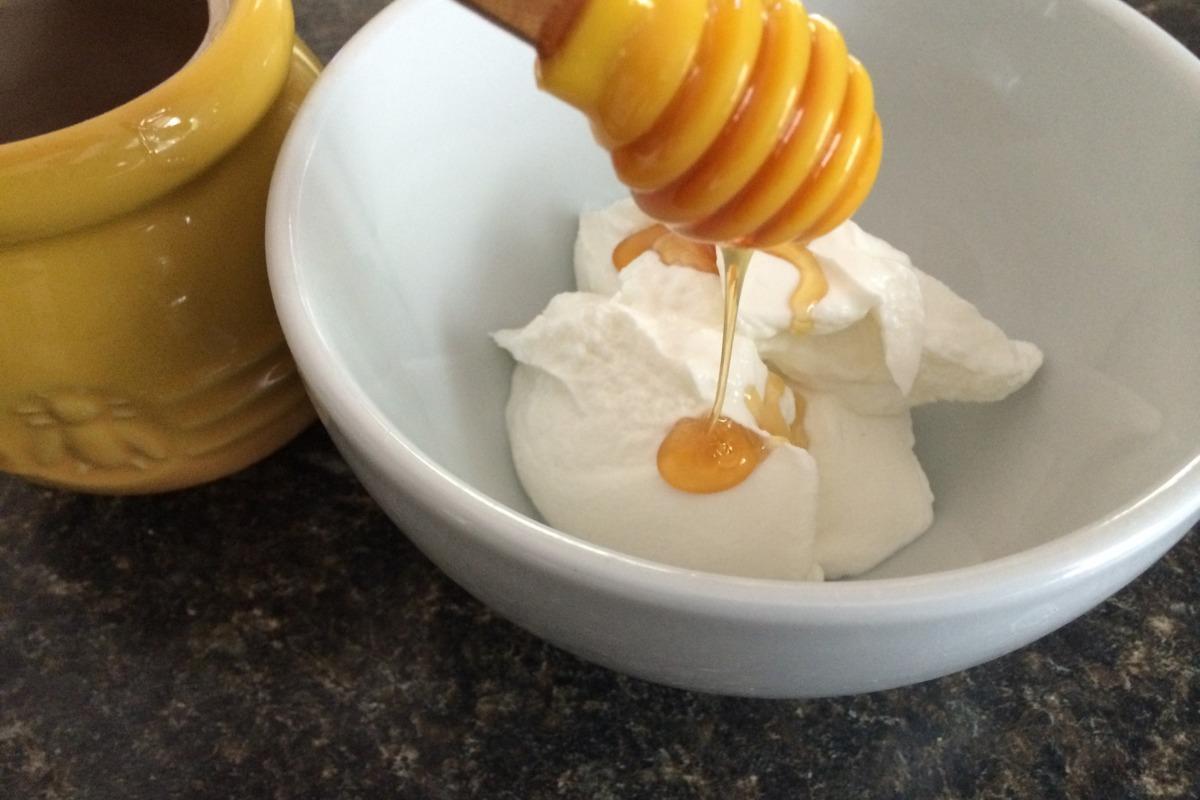 Американские ученые рекомендуют употреблять йогурт вместе с медом
