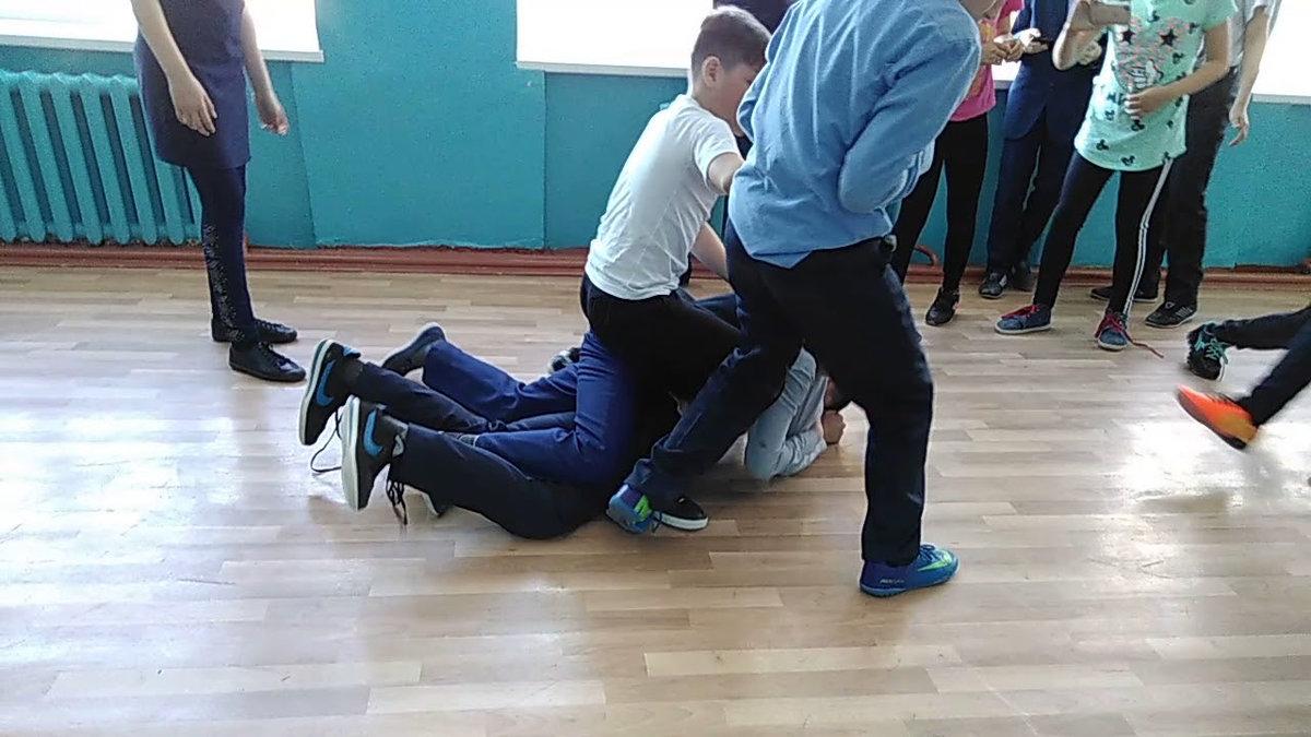 В Новосибирске трое человек избили третьеклассника