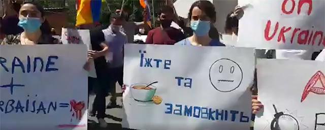В Ереване облили борщом здание посольства Украины