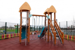 Губернатор Подмосковья Андрей Воробьев навестил пострадавшего на детской площадке ребенка