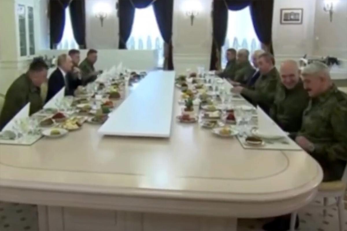 Путин в день рождения пригласил военных на обед в Петропавловский собор