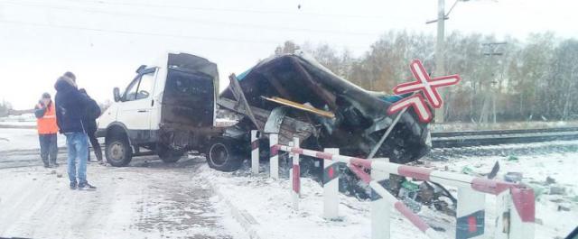 Под Новосибирском поезд протаранил грузовую «ГАЗель»