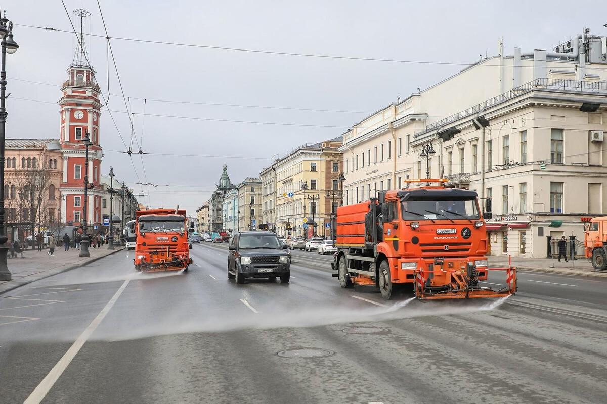 Петербург перешел на круглосуточную мойку улиц