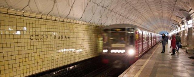 На красной ветке московского метро парень упал на рельсы и погиб