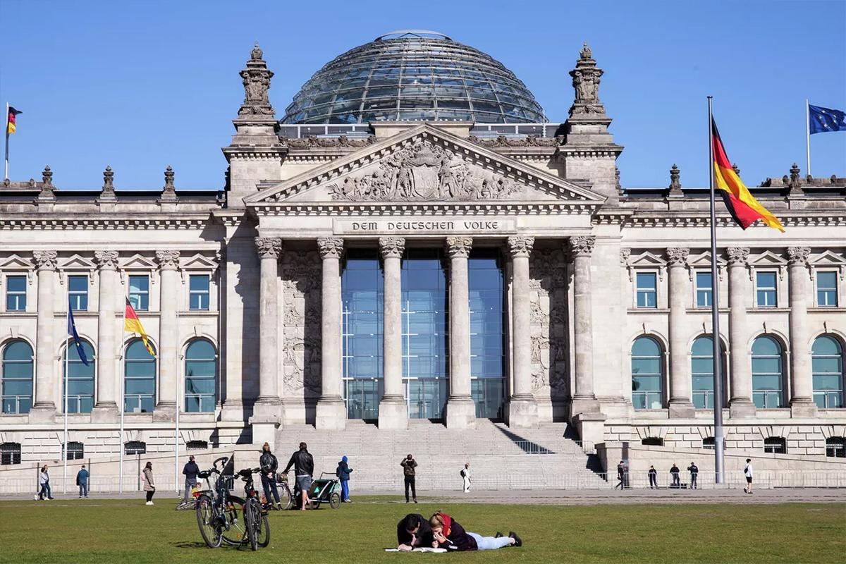 Депутата бундестага выгнали с заседания из-за футболки с надписью «Палестина»