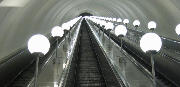 В Москве упавшая с эскалатора в метро пенсионерка умерла в больнице