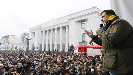 Сторонники Саакашвили освободили его из машины СБУ