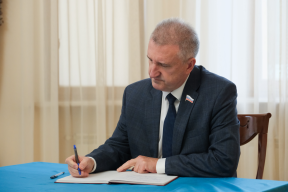 Первый вице-спикер Думы Астраханской области Олег Петелин оставил запись в Книге соболезнований Генконсульства Казахстана в Астрахани