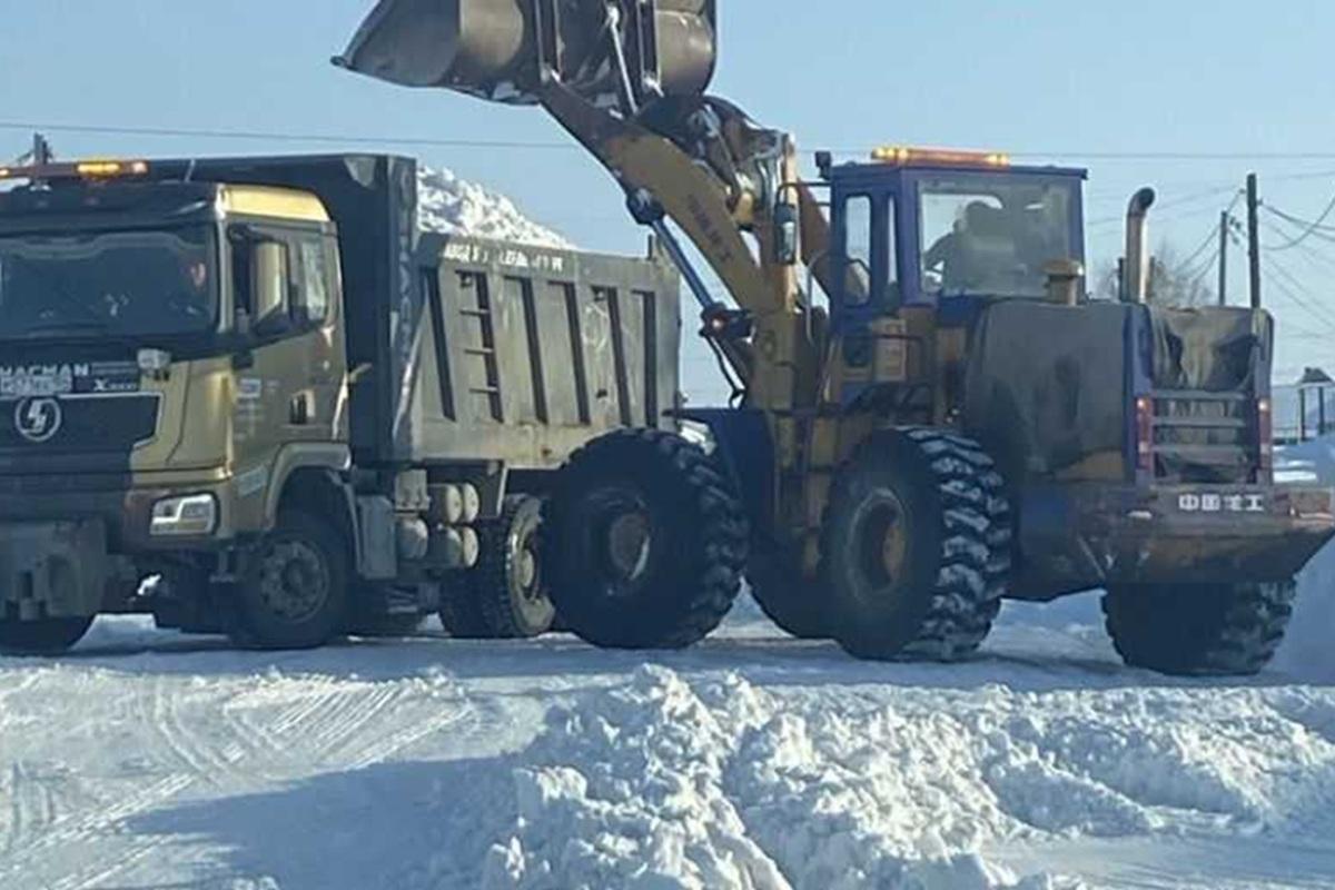В Пуровском районе продолжается ликвидация последствий мощного снегопада