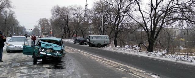 В Хабаровске при столкновении ВАЗа и УАЗа пострадали три человека