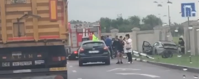 В Воронеже водитель Porsche врезался в кирпичный забор и сбежал, бросив машину