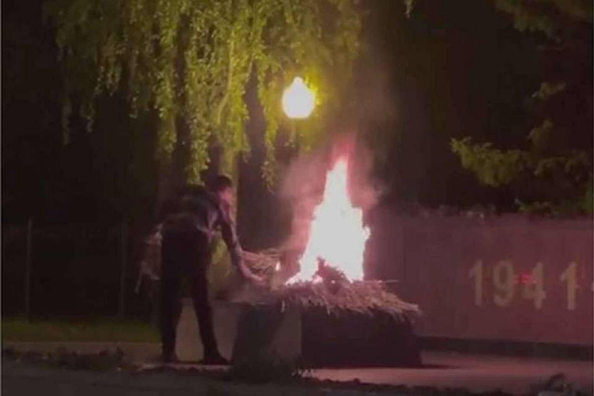 В Воронеже вандал потушил Вечный огонь цветами: возбуждено уголовное дело