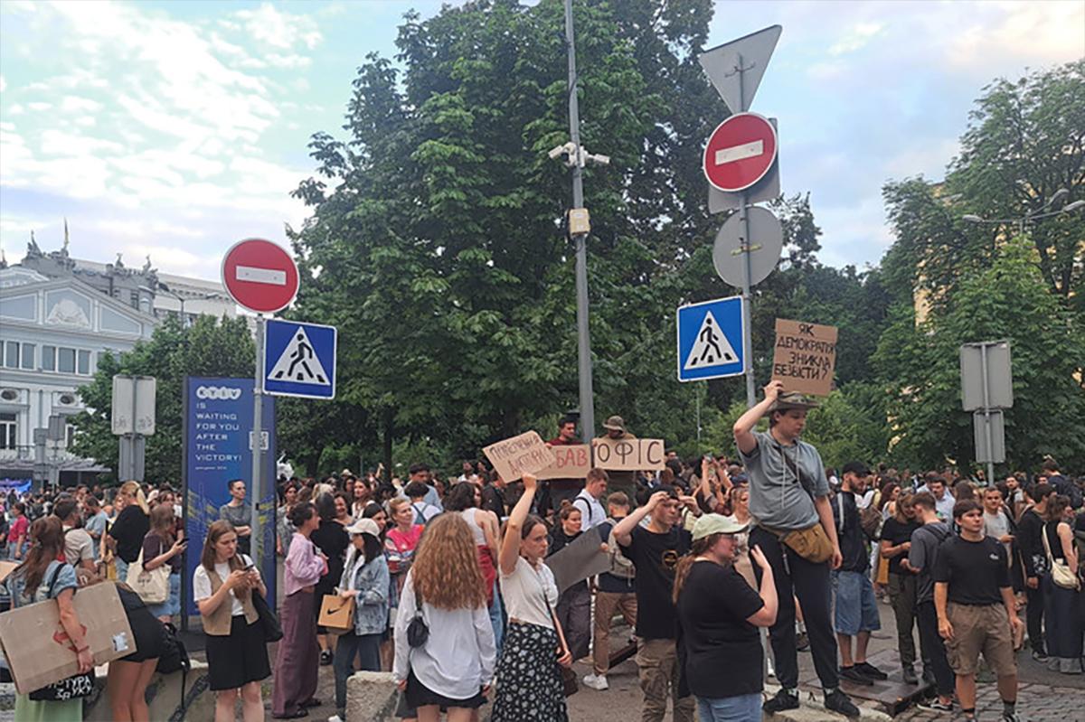 Протестующие украинцы скандируют матерные кричалки о Ермаке и офисе Зеленского