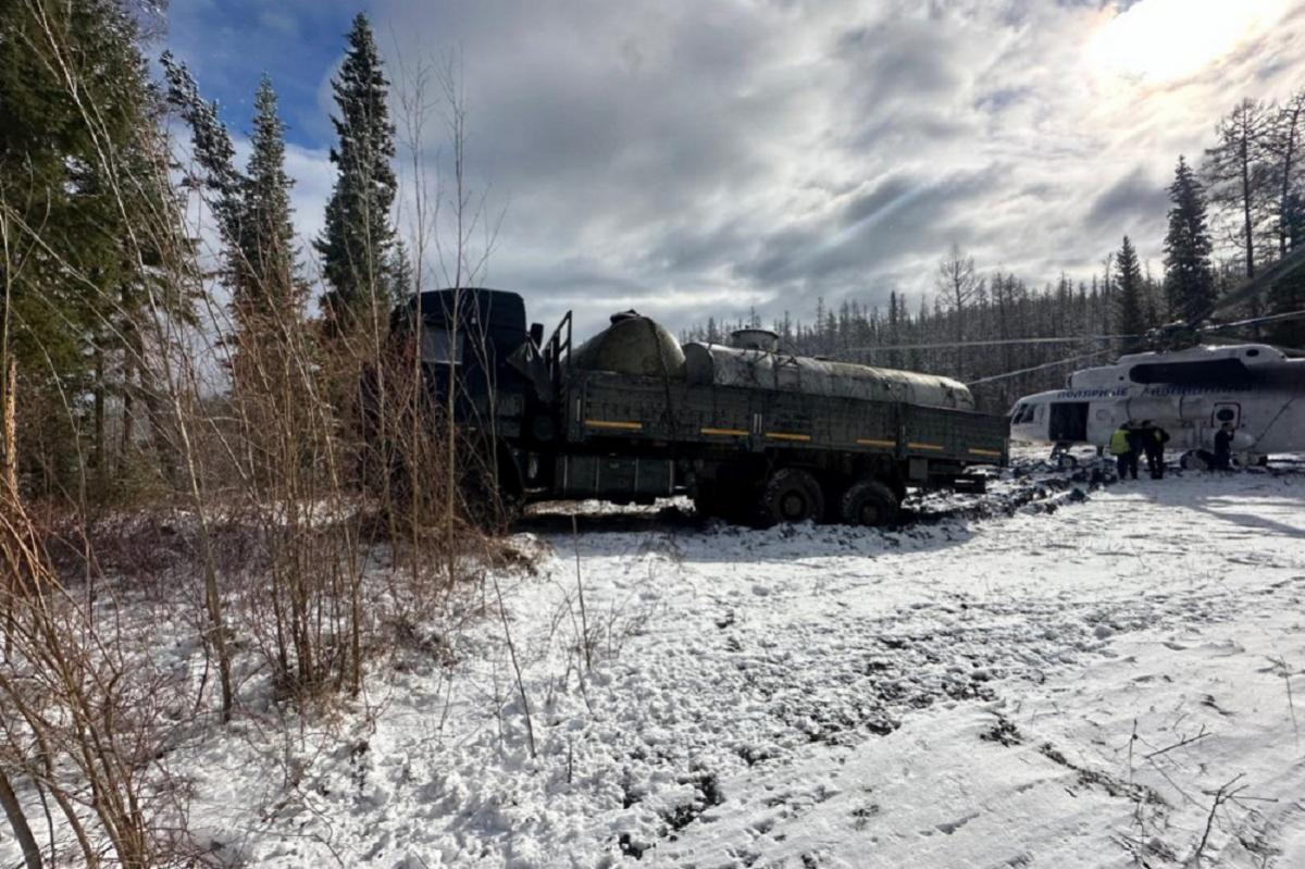 Сотрудники МЧС в Якутии спасли 12 пассажиров из грузовика «Урал», который провалился под лед