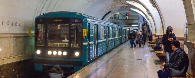 В московском метро слепой мужчина упал на рельсы