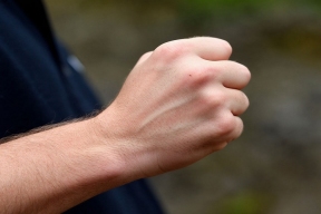 Пьяный водитель напал на фельдшера скорой в Красноярске