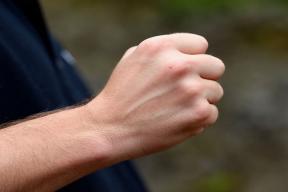 Пьяный водитель напал на фельдшера скорой в Красноярске