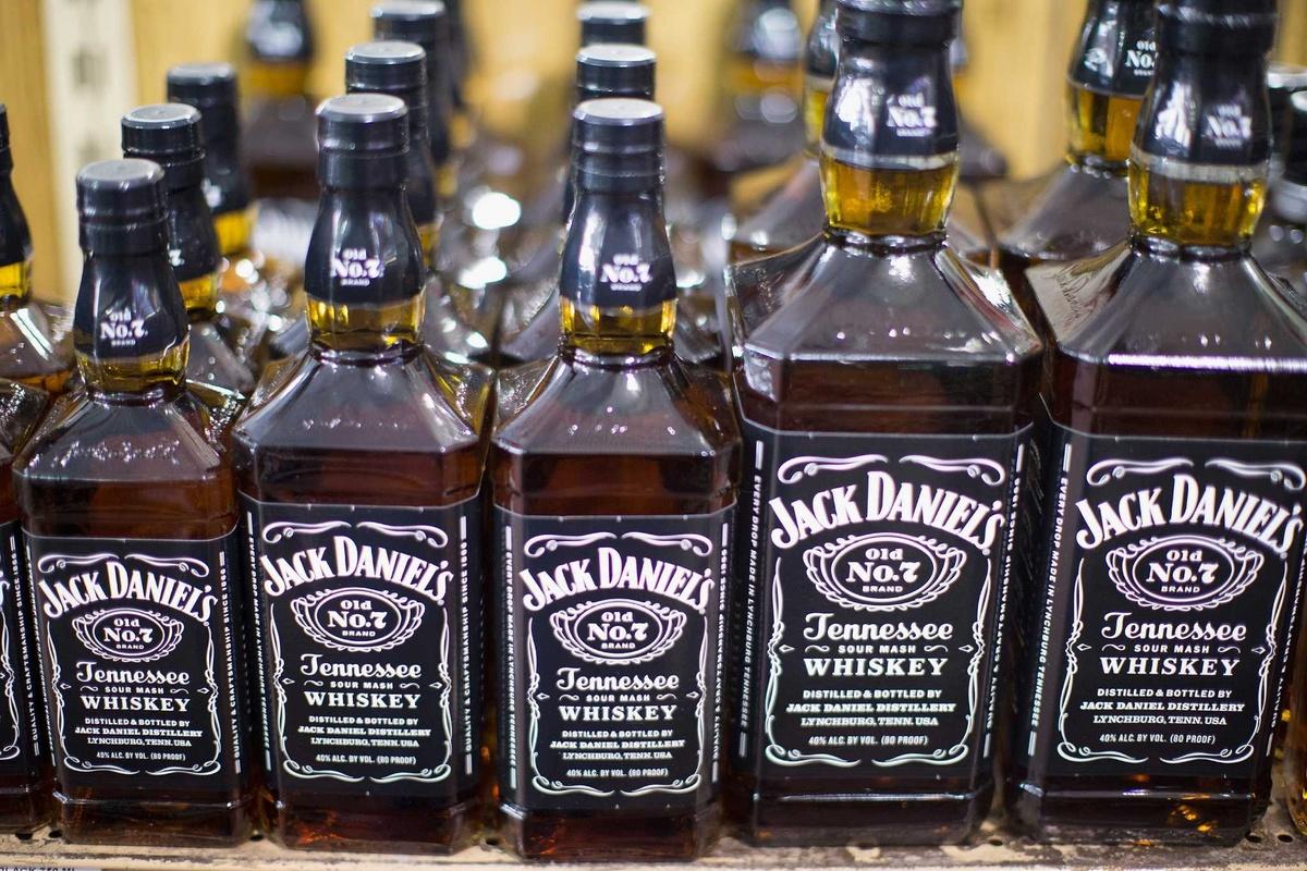 Выпускающая виски Jack Daniel's компания сократит 12% работников