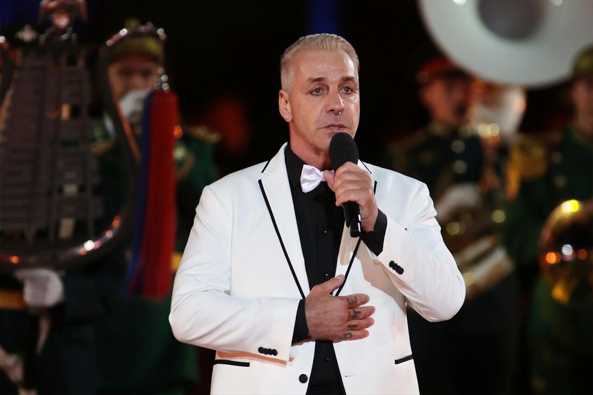 Сотни людей вышли на акцию протеста против солиста Rammstein