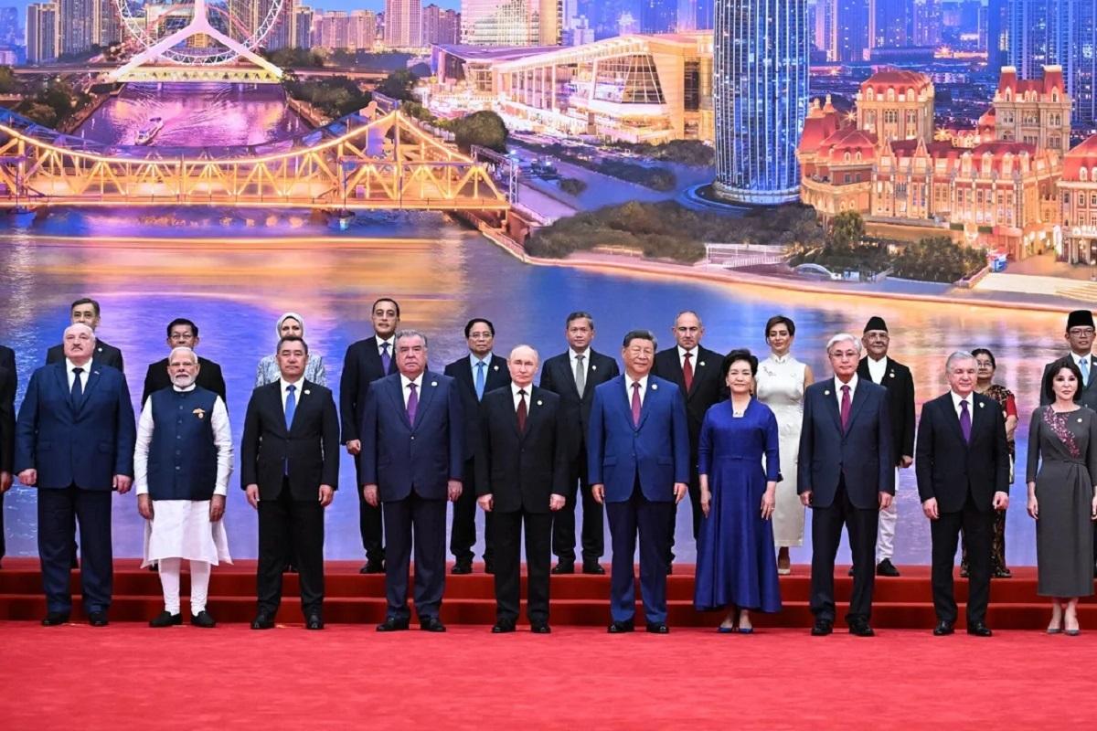 Объятия Путина, Си и Моди в Тяньцзине: невербальный ответ на санкционную политику США