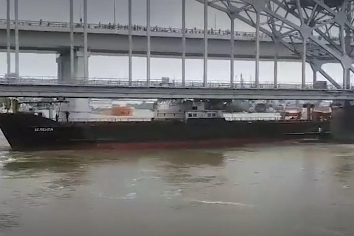 В Ростове сухогруз врезался в опору подъёмного железнодорожного моста