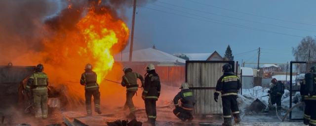 Рядом с частными домами в Новосибирске сгорела цистерна с бензином