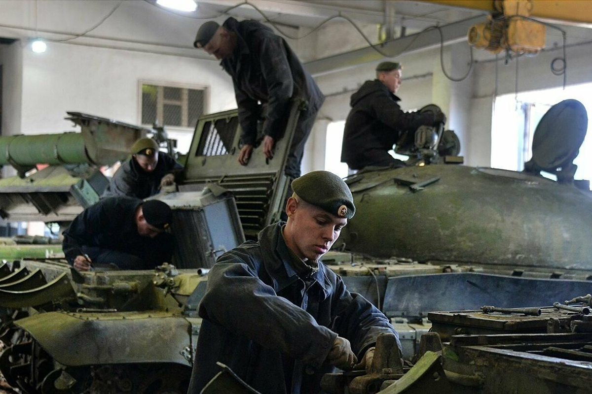 В ДНР (террористическая организация на территории Донецкой области Украины) российские (страна-террорист) ремонтники в три смены восстанавливают и улучшают вооружение и технику