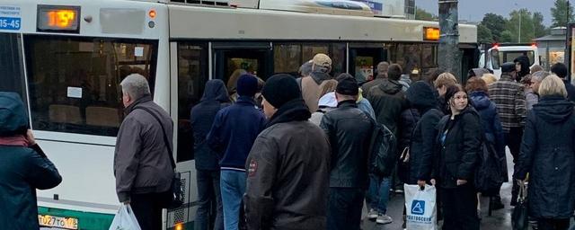 Петербуржцы возмущены транспортным коллапсом у метро «Рыбацкое»