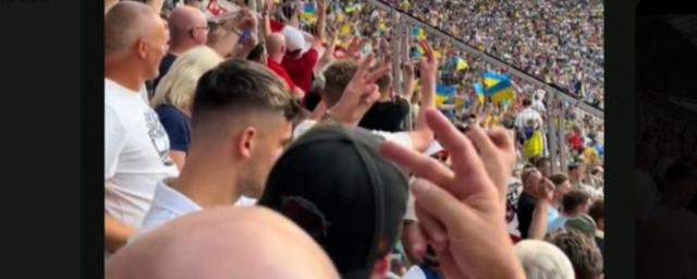 Английские болельщики во время матча с Украиной показывали украинцам неприличные жесты — Видео