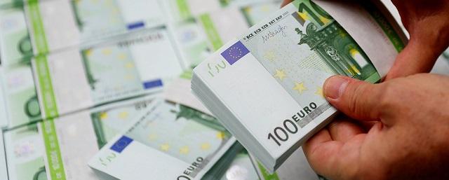 Курс евро в России опустился ниже 83 рублей впервые с июля 2020 года