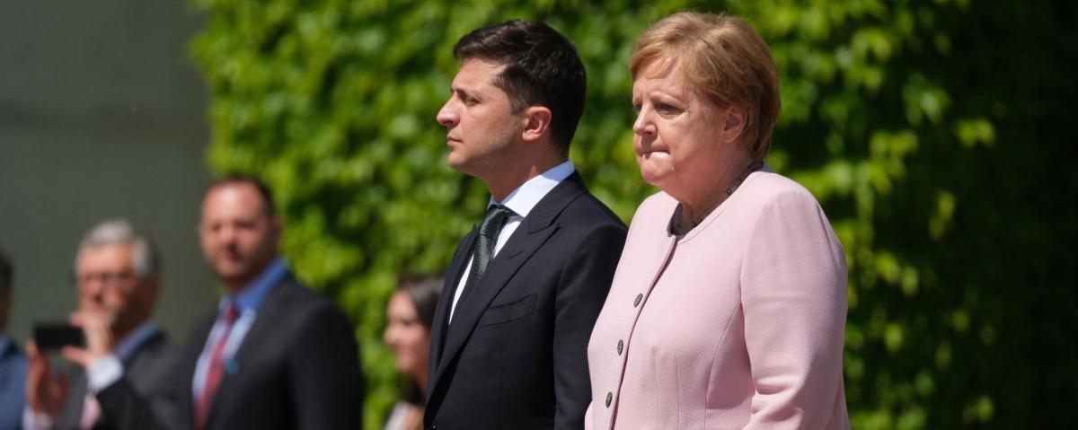 Зеленский объяснил, почему не помог занемогшей Меркель