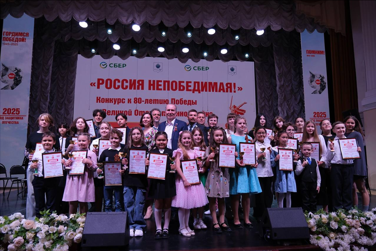 Спикер Гордумы Астрахани наградил авторов лучших работ и выступлений патриотического конкурса «Россия непобедимая!»