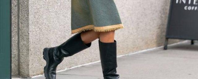 Этой осенью юбка миди с сапогами станут особенно популярным сочетанием